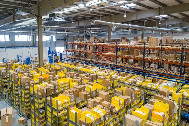Armazém logístico e centro de distribuição com porta-paletes